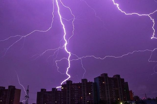 З'явилися фото ефектної блискавки в небі Києва- фото 259446