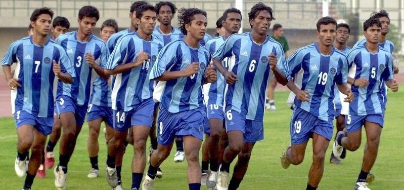 Індійський футболіст забив неймовірний гол парашутом: відеофакт