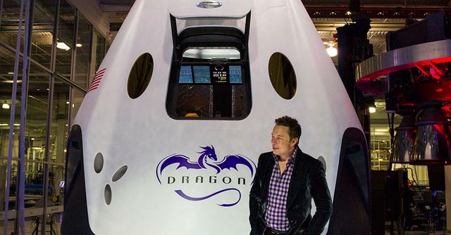 Маск сказав, коли перші туристи полетять навколо Місяця - фото 252577