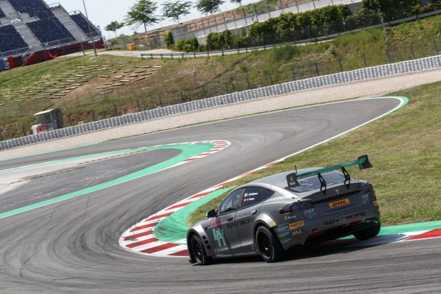 На трасу вперше вийшов модифікований електромобіль Tesla Model S - фото 258225