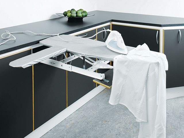 Дошку для прасування можна використати замість стола - фото 256353