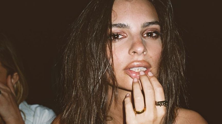 Сексуальна Емілі Ратажковскі знялася на небезпечній висоті