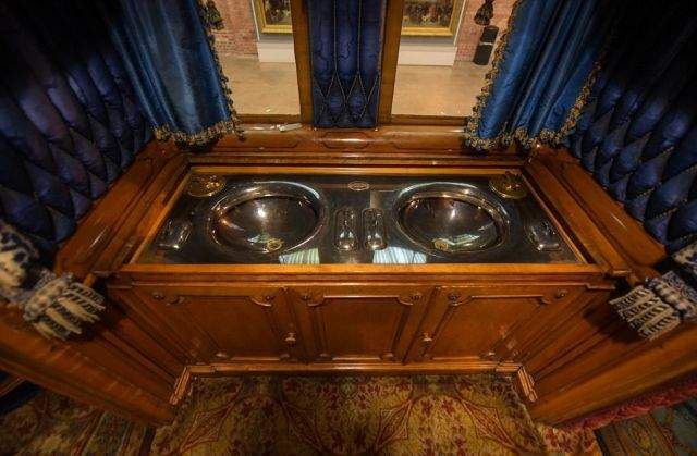 Як влаштований поїзд королеви Великобританії- фото 252675