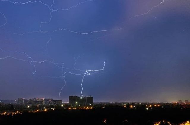 З'явилися фото ефектної блискавки в небі Києва- фото 259447