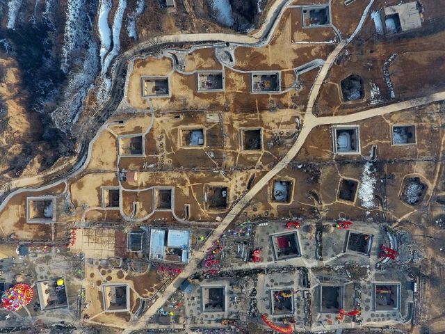 Як виглядає незвичайне підземне село в Китаї - фото 1