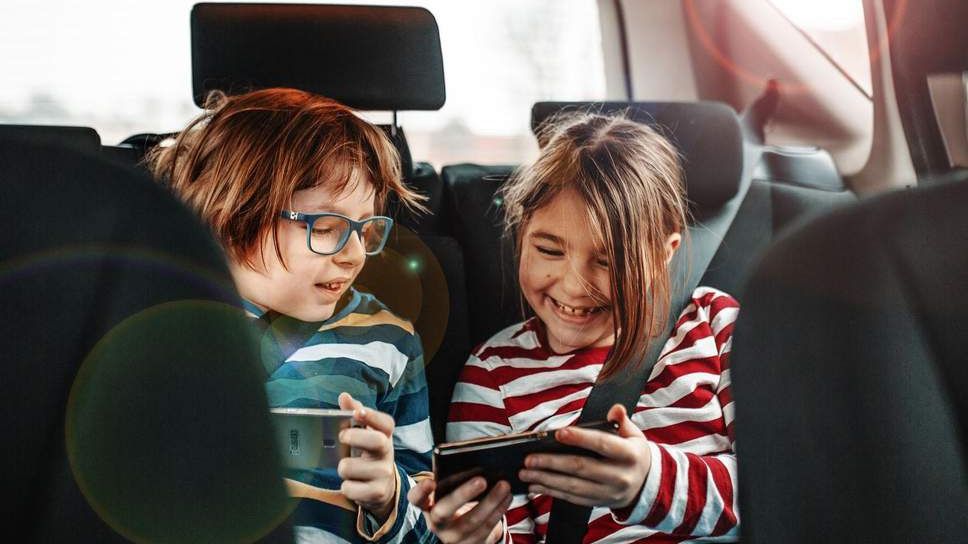 У французьких школах можуть заборонити мобільні телефони - фото 1