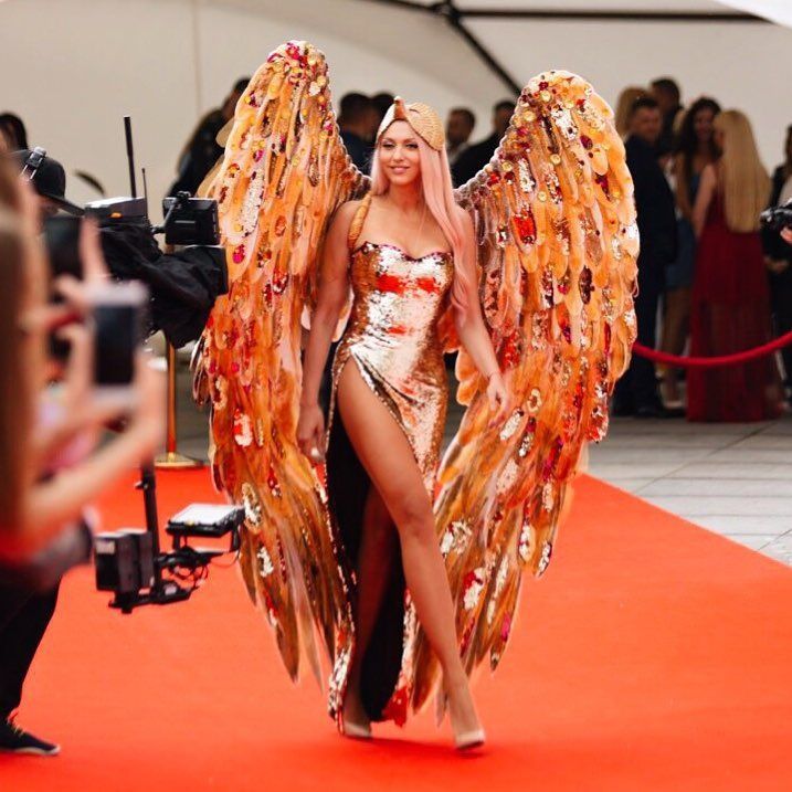 Ноги Олі Полякової "завели" власний Instagram