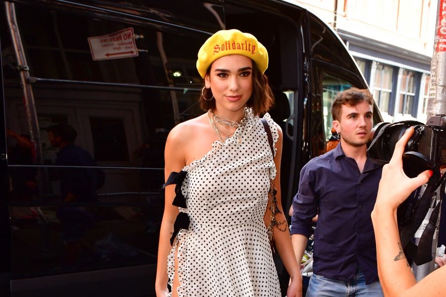 Дуа Ліпа і Надя Дорофєєва з'явилися на публіці в однакових відвертих сукнях - фото 1