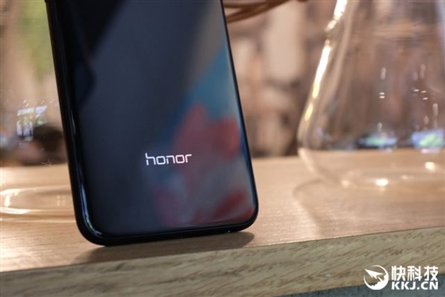 Новенький Honor 9i з'явився на 'живих' фото - фото 254165