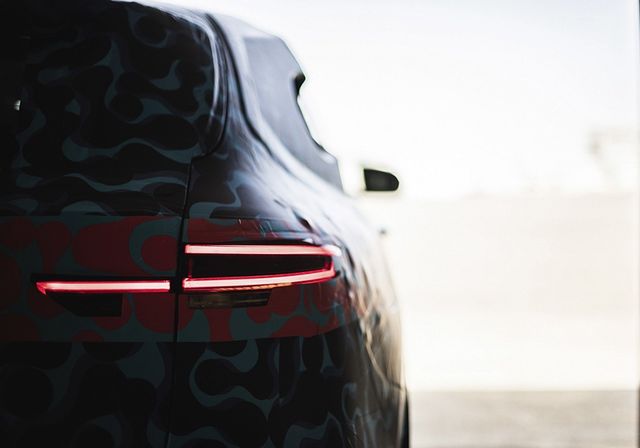 Mercedes-Benz показав нові фотографії першого електрокросовера - фото 256994