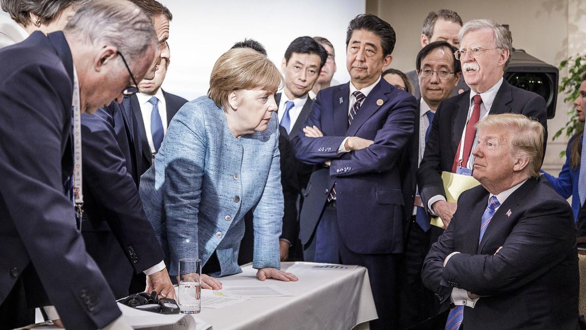 Трамп розказав правду про знімок з Меркель, який став мемом - фото 1
