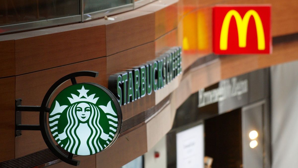 Starbucks і McDonald's почали штрафувати за пластик