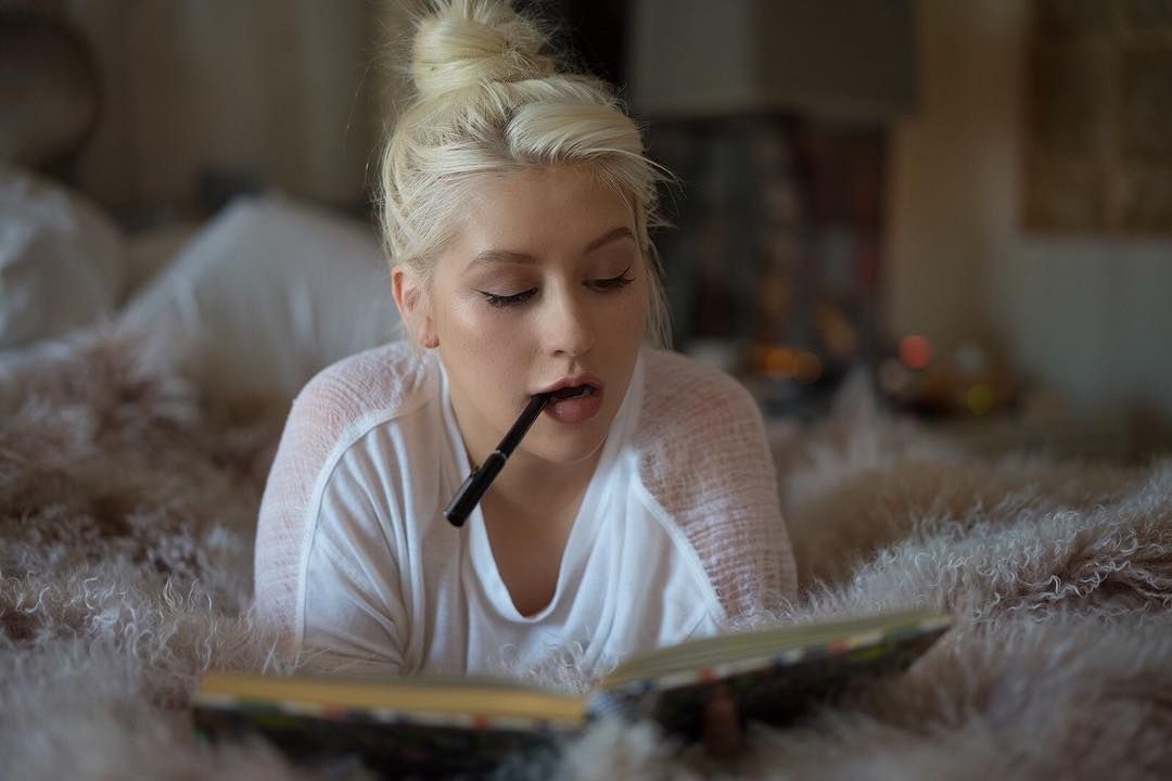 У ванні з піною та пелюстками: Агілера зваблює прихильників - фото 1