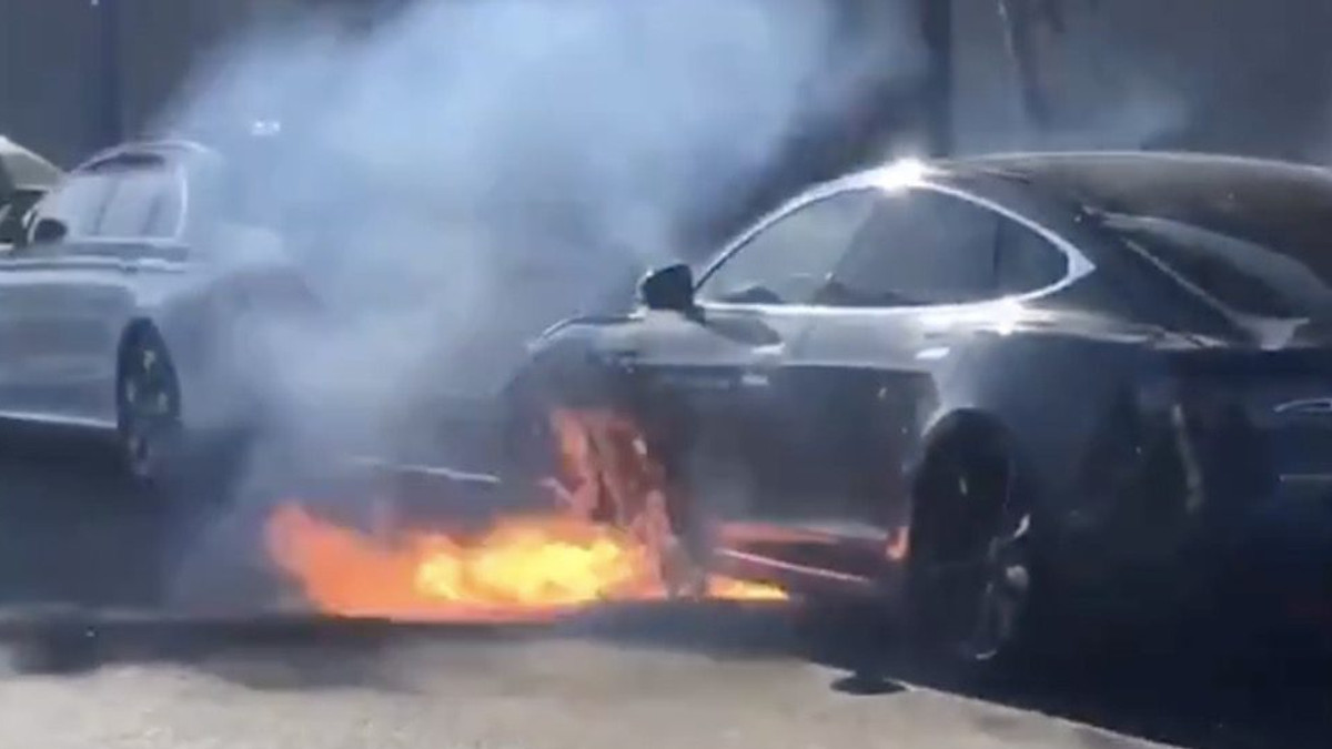 Електрокар Tesla спалахнув під час руху в Каліфорнії: відеофакт - фото 1