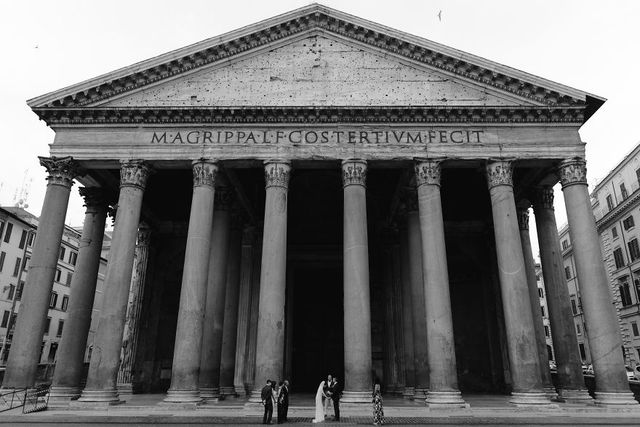 Фотограф показав весілля у безлюдному Римі: ефектні кадри - фото 255353