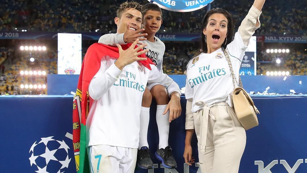 Діти Роналду відсвяткували перший день народження без тата: фотофакт