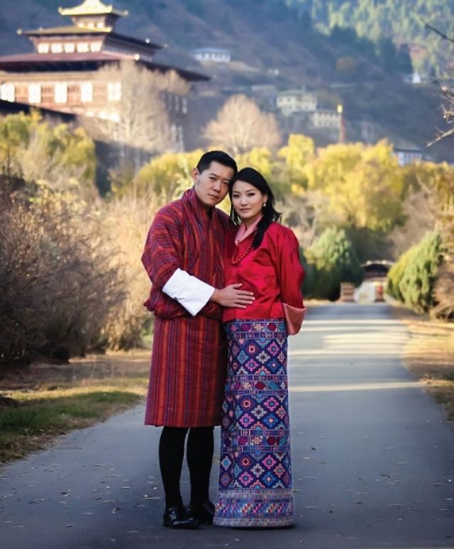 Як живе наймолодша у світі королева- фото 257473