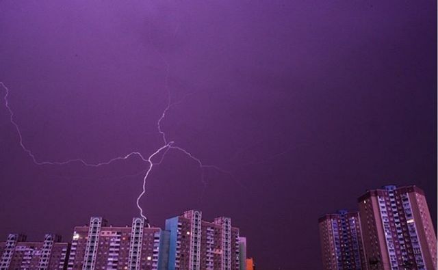 З'явилися фото ефектної блискавки в небі Києва- фото 259445