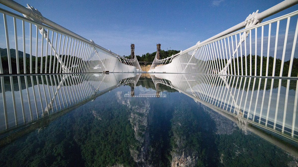 Як виглядають стрибки зі скляного моста в Китаї: ефектне відео - фото 1
