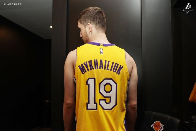 Як українського баскетболіста презентували у Лос-Анджелес Лейкерс - фото 258617