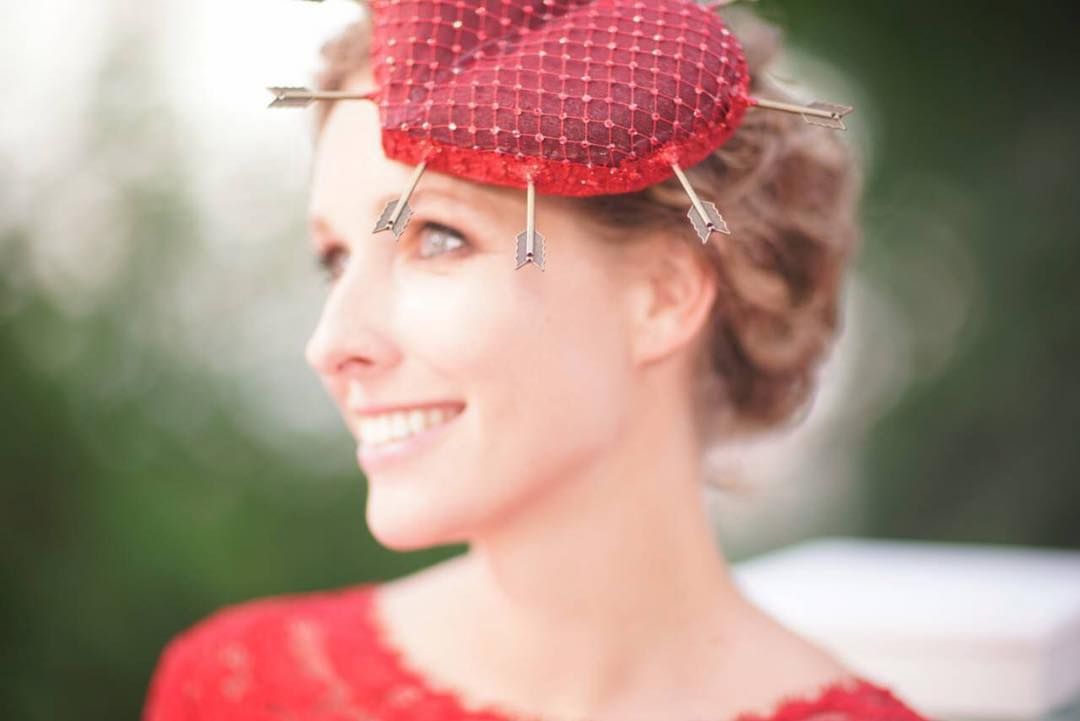 Боса Осадча поділилась кумедним фото з мітлою - фото 1