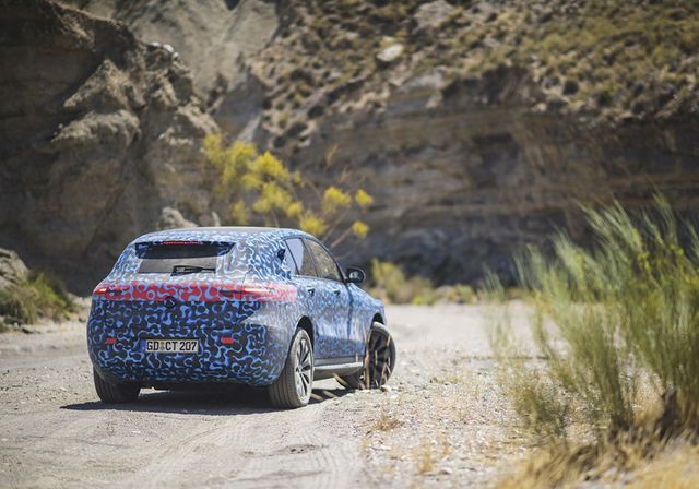 Mercedes-Benz показав нові фотографії першого електрокросовера - фото 257000