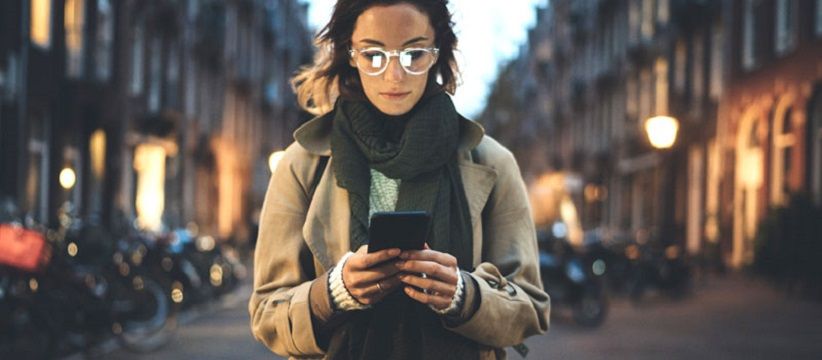 У Китаї відкрили дорогу для неуважних пішоходів, які зависнули в смартфонах - фото 1