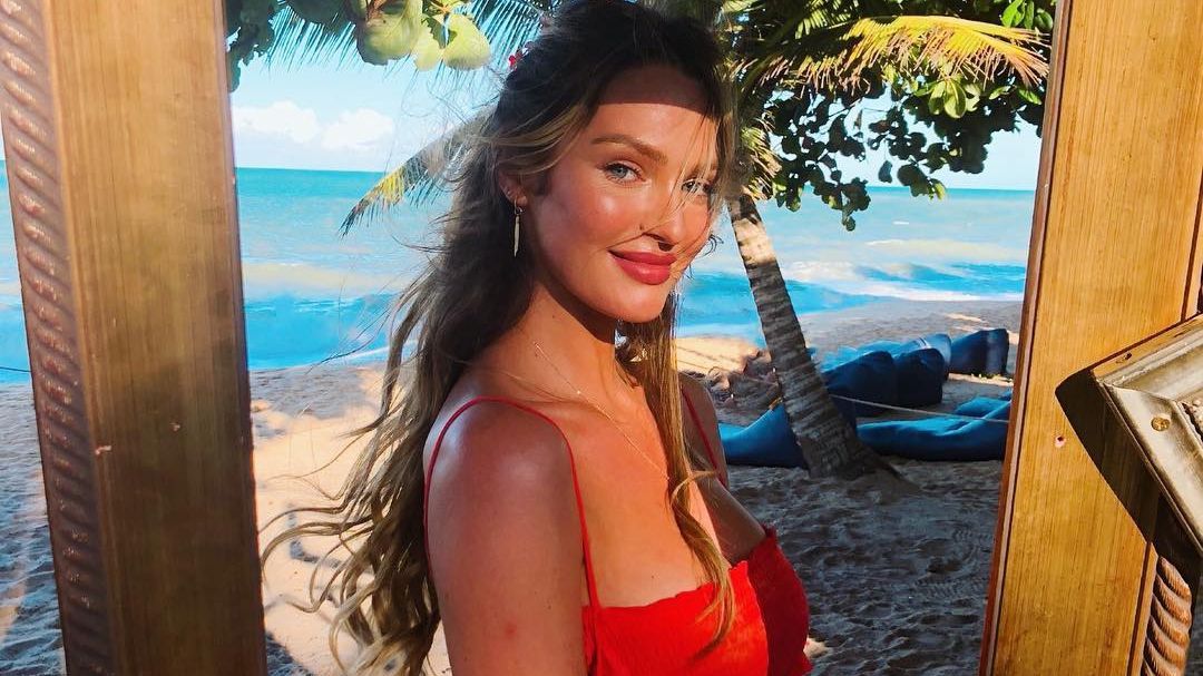 Дівчина тижня. Сексуальна Кендіс Свейнпол, яка стала найдорожчою бікіні-моделлю в світі - фото 1