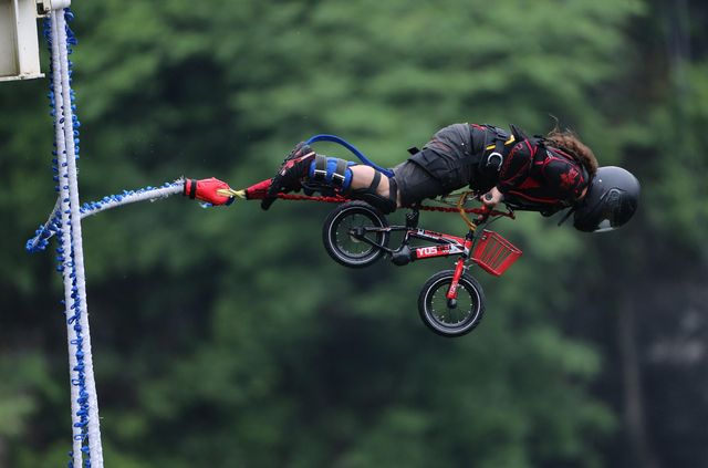 Як виглядають стрибки зі скляного моста в Китаї: ефектне відео - фото 254009