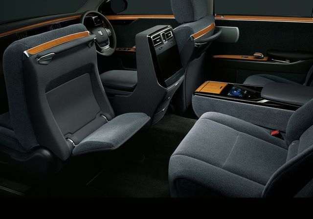 Новий седан від Toyota коштує як Mercedes S-класу - фото 257749