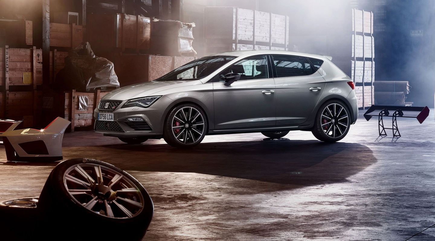 "Заряджений" Seat проти спортивного коня: ефектне відео