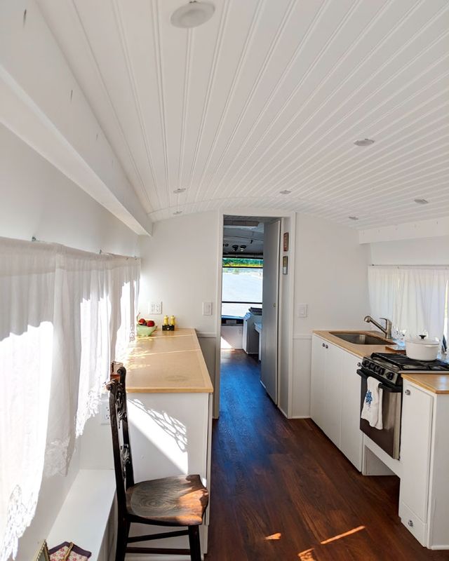 Американка перетворила автобус у дім мрії: яскраві фото - фото 257197