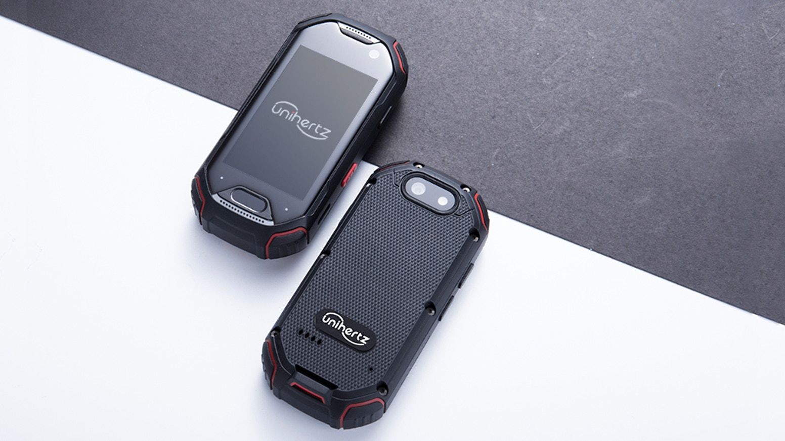 Як проходив тест на міцність найменший захищений смартфон