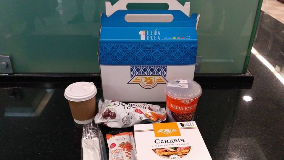 Укрзалізниця запустила харчування в нічних поїздах: меню