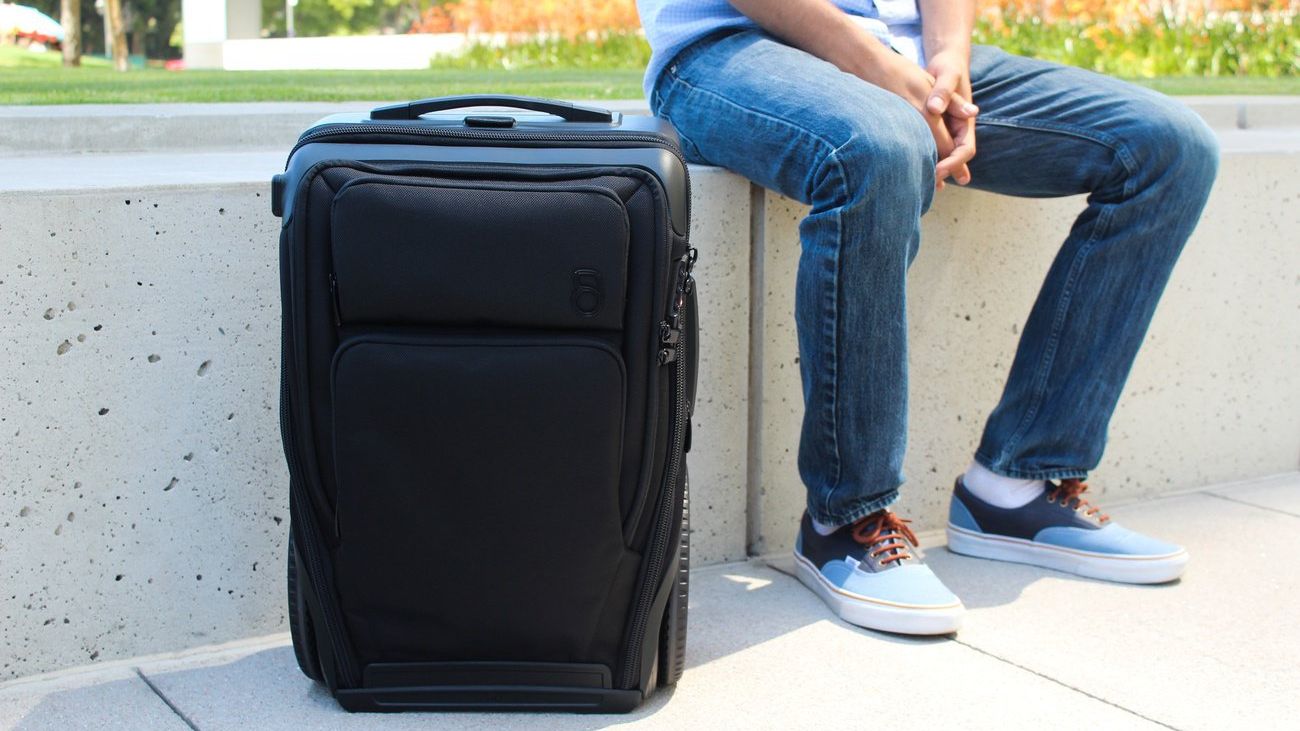 Дизайнер створив валізу з офісом і кухнею