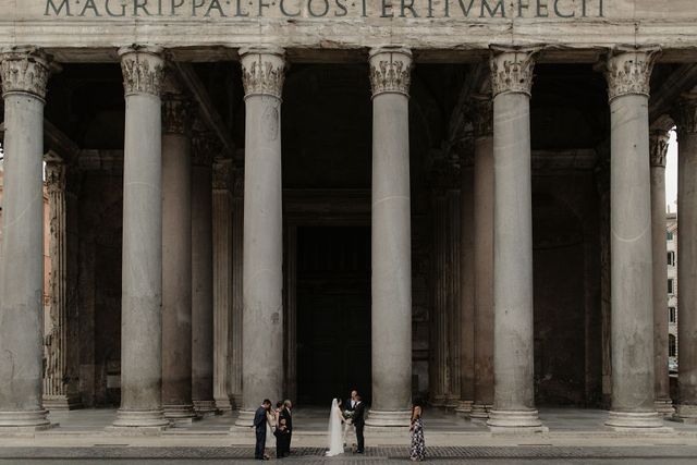Фотограф показав весілля у безлюдному Римі: ефектні кадри - фото 255351