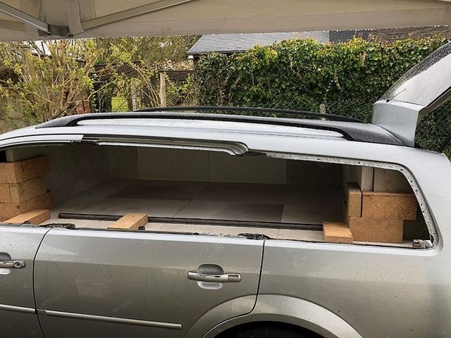 Французький художник перетворив старий автомобіль в піч для піци - фото 252037