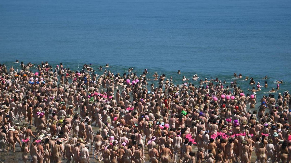 В Ірландії тисячі голих жінок купалися у крижаному морі: відео