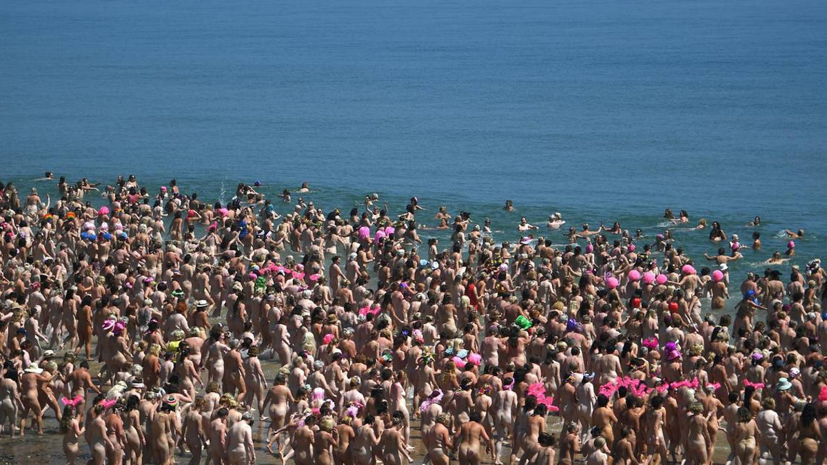 В Ірландії тисячі голих жінок купалися у крижаному морі - фото 1