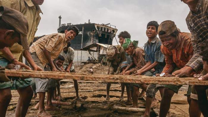 Фотограф показав, як утилізують старі кораблі