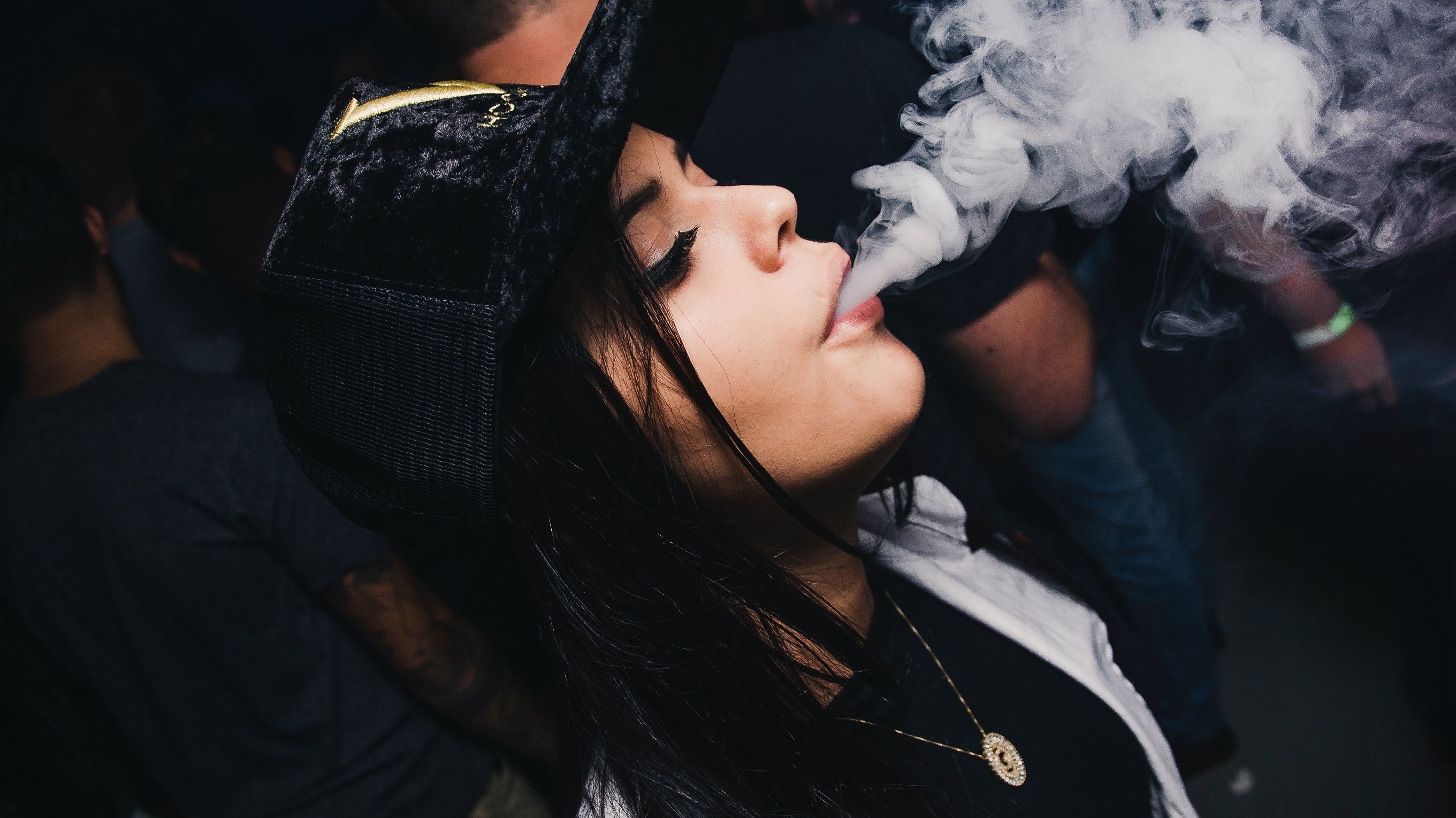 Учені дізналися, чому люди пробують курити вейпи