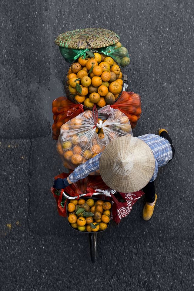 Як виглядають вуличні продавці у В'єтнамі з незвичайного ракурсу - фото 264971