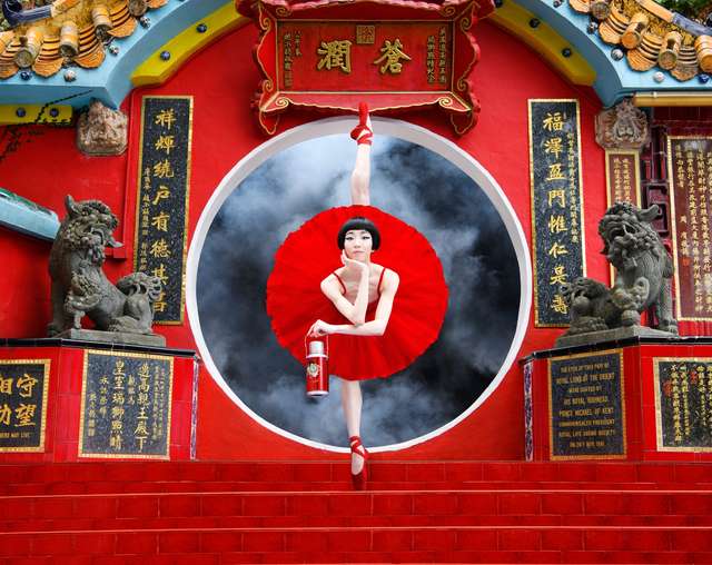 Як у Гонконгу рекламують відкриття балетного сезону: ефектні фото - фото 259632