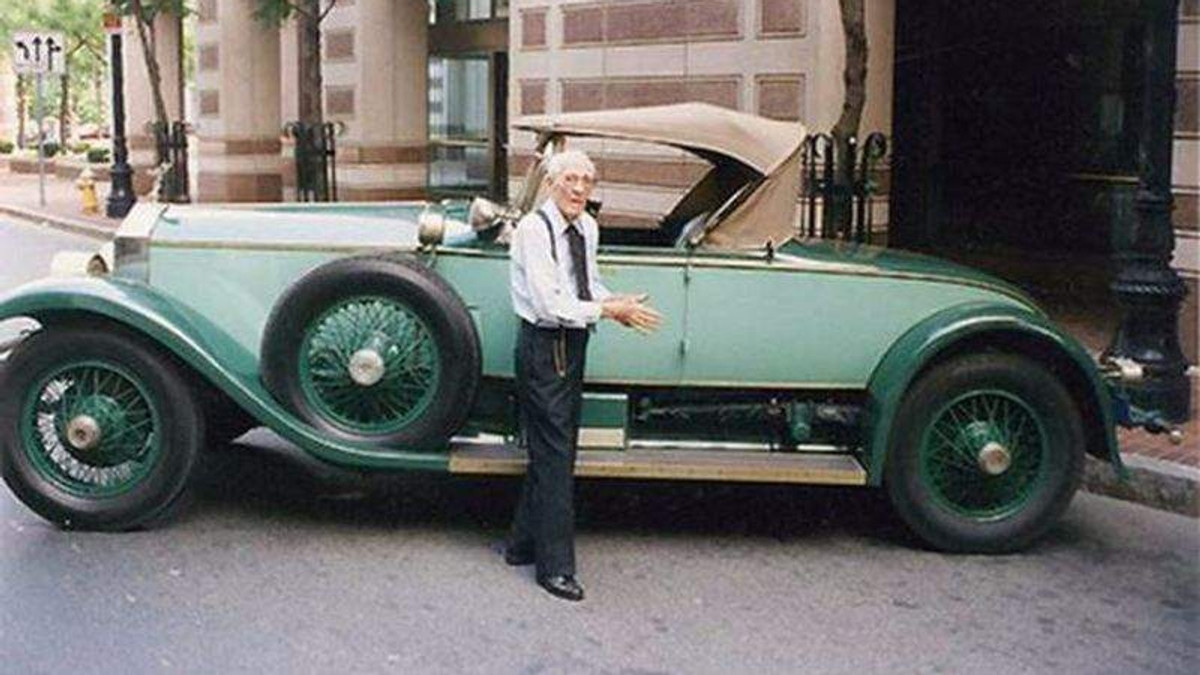 Rolls-Royce був подарунком батька на 26-й день народження - фото 1