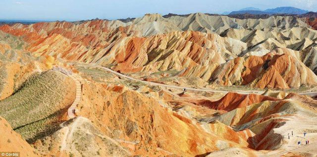 Кольорові гори Китаю в яскравих знімках- фото 265212