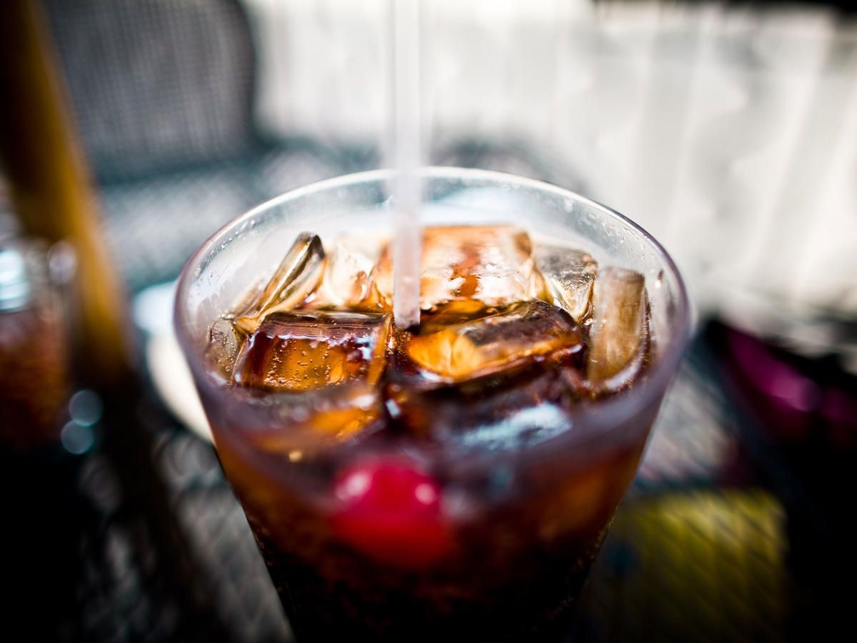 Науковці назвали корисну властивість солодких газованих напоїв