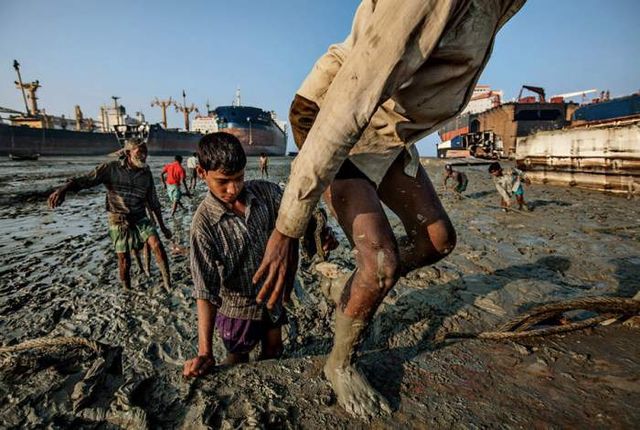 Фотограф показав, як утилізують старі кораблі- фото 265640
