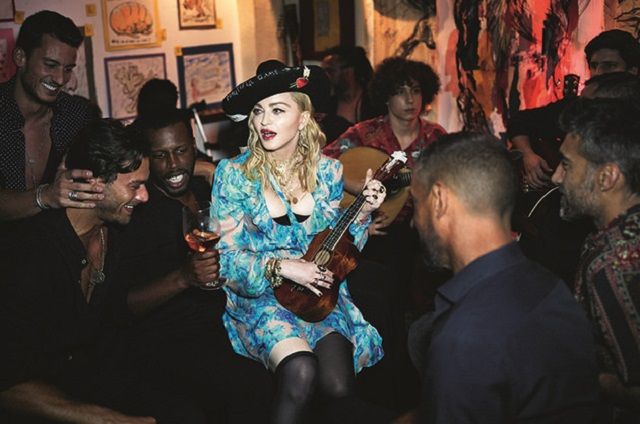 Мадонна з'явилася на обкладинці італійського Vogue в капелюсі українського дизайнера