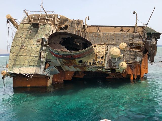 Вже більше 30 років 'Lovilla' просто стирчить над морем - фото 265232