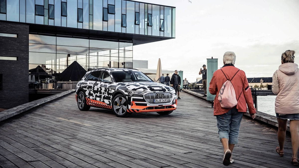 Компанія Audi вперше показала інтер'єр електричного кросовера - фото 1